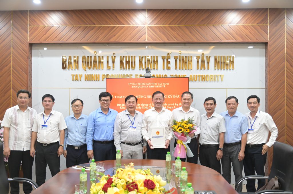  Tỉnh Tây Ninh trao chứng nhận đăng ký đầu tư dự án Khu công nghiệp Hiệp Thạnh giai đoạn 1 cho VRG